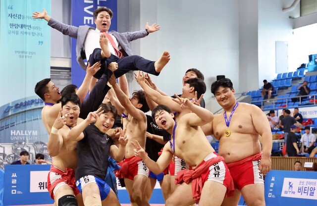 대학부 우승ㅇ을 차지한 경기대 선수들이 홍성태 감독을 헹가래 치며 우승의 기쁨을 만끽하고 있다.대한씨름협회 제공