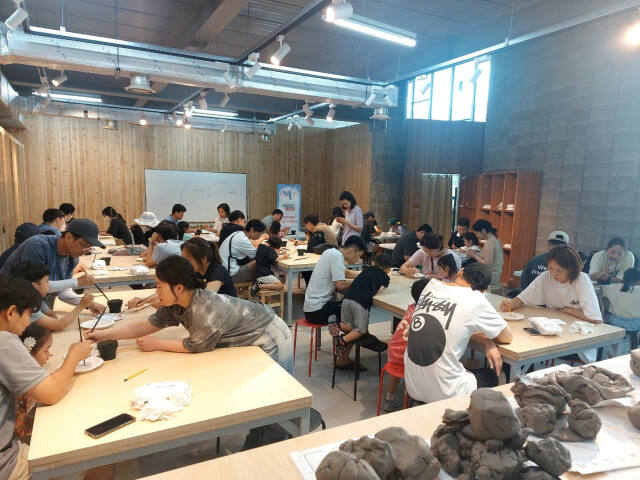 인구보건복지협회 경기도지회는 지난달 29일 이천시 경기도자미술관에서 경기 100인의 아빠단 체험 프로그램 ‘아이와 함께 특별한 추억만들기!’를 실시했다. 인구보건복지협회 경기도지회 제공
