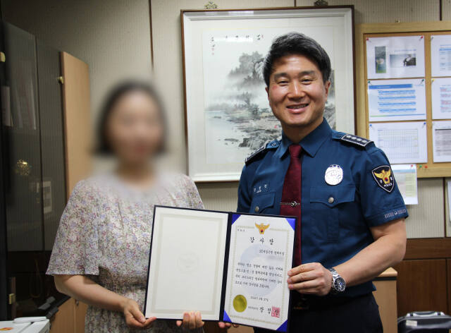 SC제일은행 은행원 A씨(왼쪽)와 장정진 서장이 기념사진을 촬영하고 있다. 평택경찰서 제공