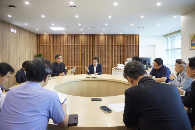 김동연 경기도지사를 비롯한 이주노동자 관련 전문가들이 1일 경기도청 도지사 집무실에서 관련 정책 수립을 위한 간담회를 진행하고 있다. 경기도 제공