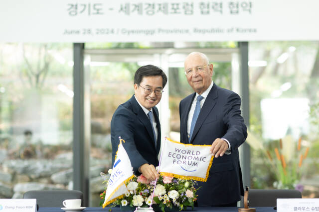 김동연 경기도지사가 지난달 28일 도담소(옛 도지사공관)에서 클라우스 슈밥 세계경제포럼(WEF) 회장과 ‘4차산업혁명센터 설립에 관한 협력협약서(CA, Collaboration Agreement)에 서명하고 기념촬영을 하고 있다. 경기도 제공