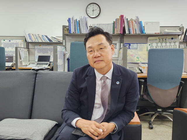 하병필 인천시 신임 행정부시장이 1일 기자들과 만나 취임 인사를 하고 있다. 황남건기자