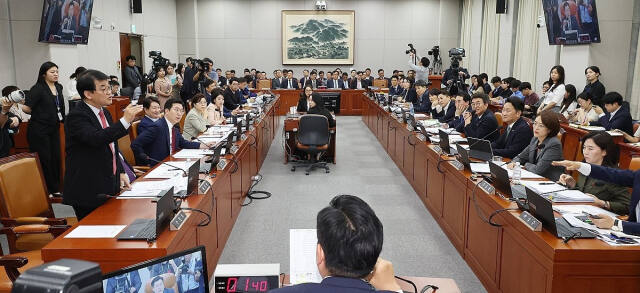 1일 오후 국회에서 열린 운영위원회 전체회의에서 여야 위원들의 고성이 오가고 있다. 연합뉴스