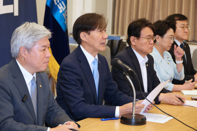 조국혁신당 조국 대표가 1일 오전 국회에서 열린 최고위원회의에서 발언하고 있다. 연합뉴스