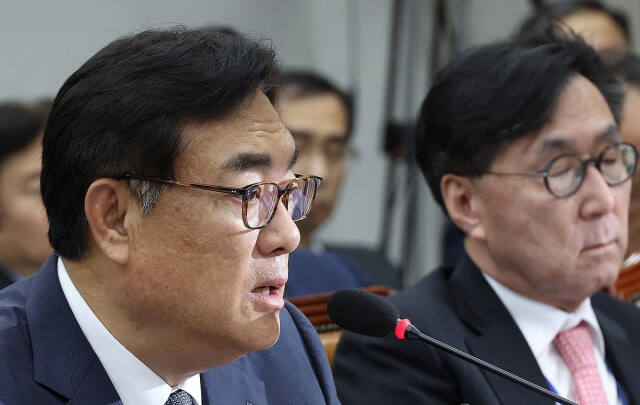 1일 국회에서 열린 운영위원회 전체회의에서 정전석 대통령실 비서실장이 의원 질의에 답하고 있다. 연합뉴스