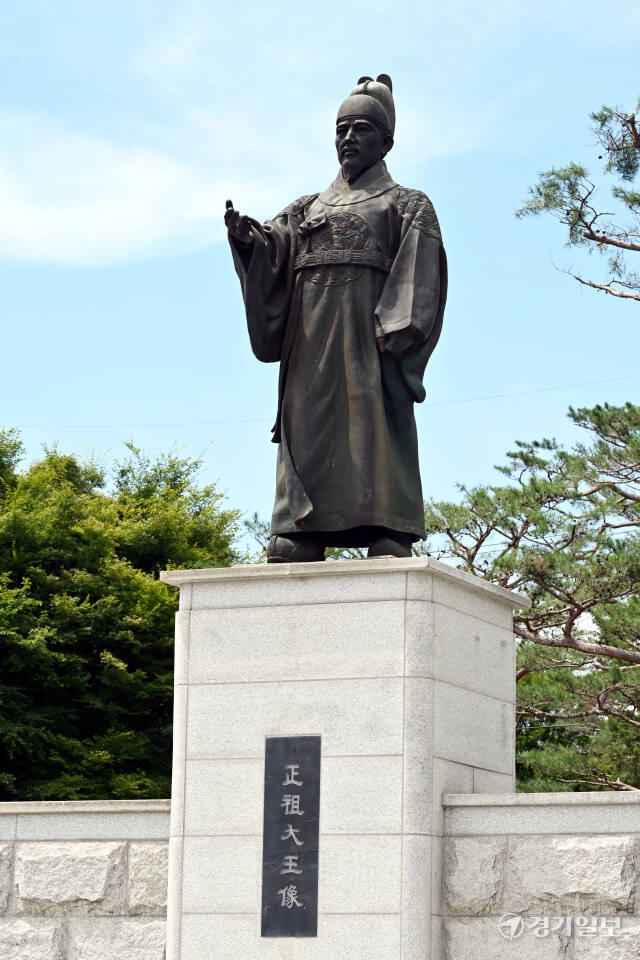 수원특례시 장안구 지지대고개에 세워진 정조대왕상이 찾는이가 거의 없을 뿐 아니라 관리도 부실한 것으로 나타났다. 사진은 1일 오후 동상 주변에 자라난 무성한 잡초들(왼쪽). 시커멓게 산화된 채 먼지와 얼룩이 뒤덮여 있는 동상. 김시범기자