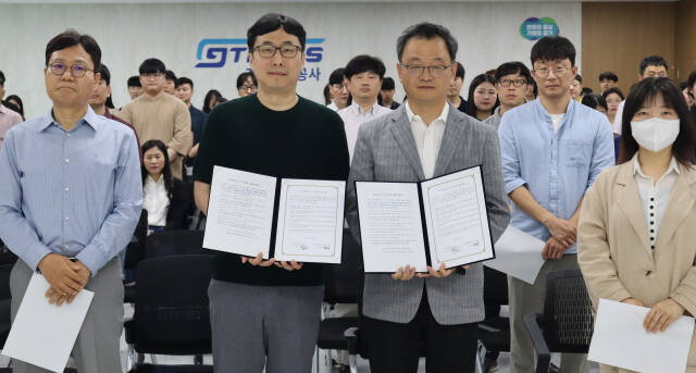 2일 민경선 경기교통공사장(오른쪽)이 노사 공동선언문을 선포한 뒤 기념촬영하고 있다. 경기교통공사 제공