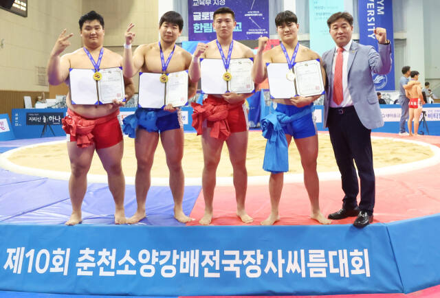 제10회 춘천소양강배 전국장사씨름대회에서 대학부 개인전 4체급을 석권한 경기대 선수들과 홍성태 감독이 시상식 후 기념촬영을 하고 있다. (왼쪽부터 장사급 김민호, 용사급 이태규, 용장급 김재원, 청장급 강준수, 홍성태 감독.대한씨름협회 제공