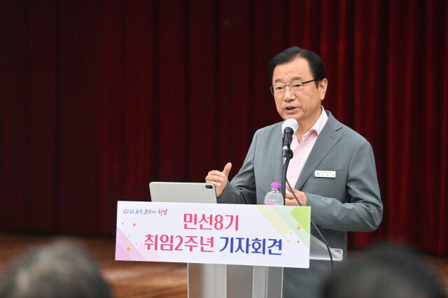 민선8기 2주년 기자회견을 갖고 있는 이현재 하남시장. 하남시 제공