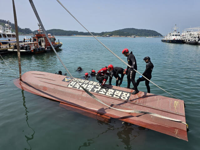 지난 1일 해경 구조대원과 해군이 해경 자체 제작 전복선박훈련시설을 이용해 전복선박 내 진입 및 탈출구 개방 훈련을 하고 있다. 중부해경 제공