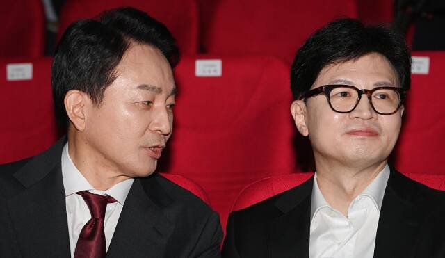 국민의힘 한동훈(오른쪽), 원희룡 당 대표 후보가 2일 강서구 ASSA아트홀에서 열린 ‘체인지 5분 비전발표회’에서 정견 발표를 앞두고 대화를 하고 있다. 연합뉴스