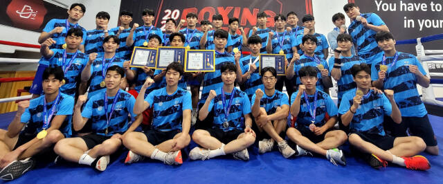 2024 회장배 전국복싱대회와 전국복싱우승권대회 종합우승을 동시에 차지한 용인대 선수단.용인대 제공