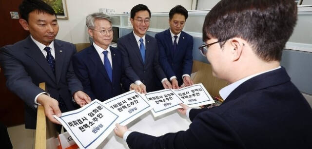 더불어민주당 김용민(왼쪽부터), 민형배, 장경태, 전용기 의원이 2일 오후 서울 여의도 국회 의안과에서 ‘비위 의혹’ 검사 4명에 대한 탄핵소추안을 제출하고 있다. 연합뉴스