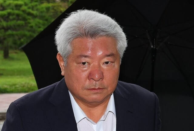 탄핵안 보고 전 자진 사퇴 의사를 밝힌 김홍일 방송통신위원장이 2일 오전 정부과천청사로 출근하고 있다. 연합뉴스