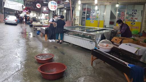 인천 미추홀구 도화동 제일시장 천장에서 빗물이 새 상인들이 점포 앞에 임시방편으로 대야를 놓고 물을 받고 있다. 사진은 기사 본문과 구체적 관련 없음. 경기일보 DB
