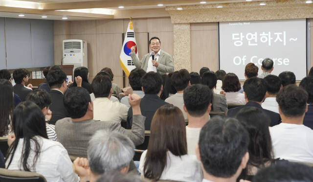 2일 오전 경기일보 대회의실에서 최은수 인텔리빅스 대표이사가 ‘콘텐츠 지배자의 성공 비밀’이라는 주제로 강의를 하고 있다. 홍기웅기자