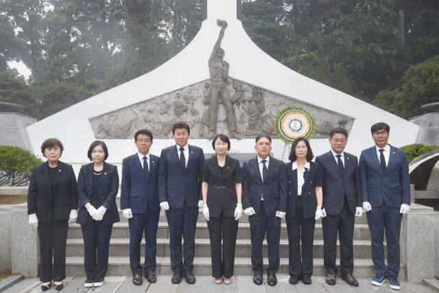 2일 오전 용인중앙공원 현충탑에서 용인시의회 의장단이 참배한 뒤 기념촬영을 하고 있다. 용인특례시의회 제공