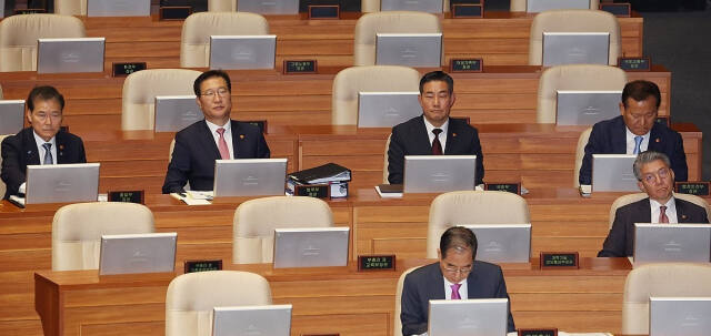 2일 국회에서 열린 본회의 대정부 질문에 한덕수 국무총리와 각 부처 장관들이 자리에 앉아 있다. 연합뉴스