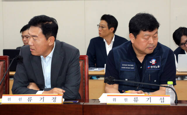 2일 오후 정부세종청사에서 열린 최저임금위원회 제7차 전원회의에서 사용자위원 운영위원인 류기정 경총 전무(왼쪽)와 근로자위원 운영위원인 류기섭 한국노총 사무총장이 서로 다른 곳을 바라보고 있다. 연합뉴스