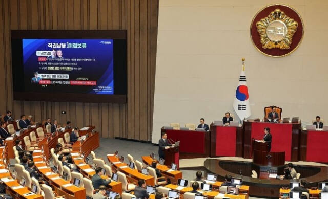 더불어민주당 전현희 의원이 2일 국회에서 열린 본회의 대정부질문에서 신원식 국방부 장관에게 질의하고 있다. 연합뉴스