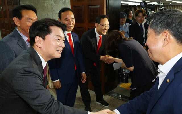 국민의힘 안철수 의원이 지난달 27일 국회에서 열린 의원총회에서 동료 의원들과 악수하고 있다. 연합뉴스
