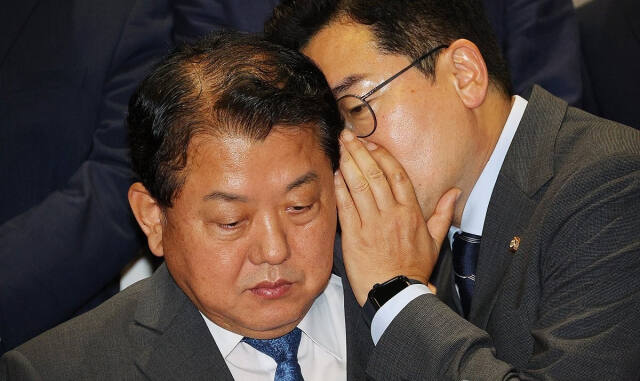 더불어민주당 박찬대 원내대표와 김병주 의원이 지난 2일 오후 국회에서 열린 의원총회를 마치고 나와 대화하고 있다. 연합뉴스