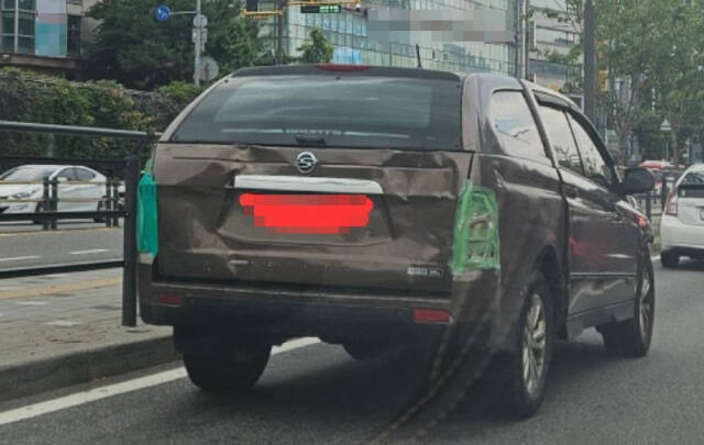 고장난 후미등에 청테이프를 붙인 차량이 목격돼 도로 안전에 대한 우려가 제기됐다. 온라인 커뮤니티 갈무리