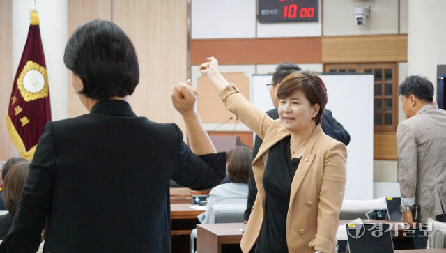 3일 오전 열린 고양특례시의회 제286회 임시회 본회의에서 박현우 국힘 대표의원의 의사진행 발언 후 국힘 소속 시의원들이 구호를 외치면 퇴장하고 있다. 신진욱기자