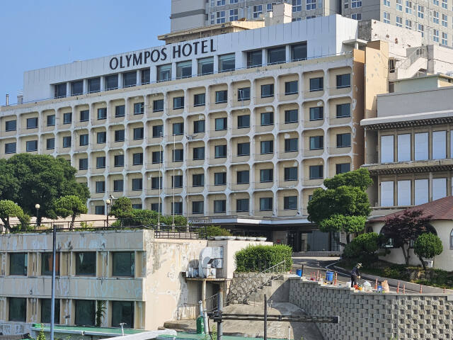 3일 오전 10시께 인천 중구 항동1가 올림포스 호텔. 건물 외벽 곳곳 페인트가 벗겨져 있다. 김샛별기자