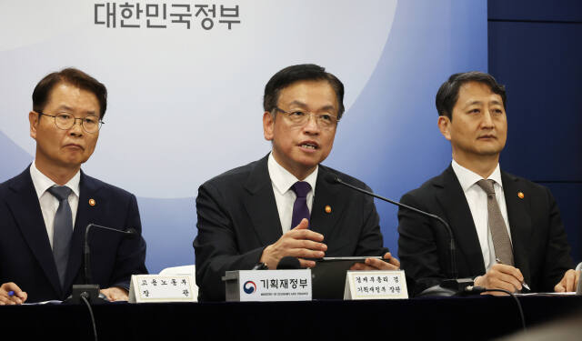 최상목 부총리 겸 기획재정부 장관이 3일 서울 종로구 정부서울청사에서 관계부처 장차관들과 2024년 하반기 경제정책방향 및 역동경제 로드맵 발표를 하고 있다. 연합뉴스