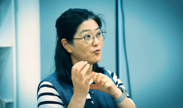경기도내 초등학교와 유치원 탄성포장재 놀이터 바닥재에서 1급 발암물질과 다량의 유해 물질이 검출됨에 따라 해당 소재 사용에 대한 보다 강화된 기준 마련의 목소리가 나온다. 지난 2일 본보와 인터뷰를 진행한 발암물질없는사회만들기 국민행동 박수미 사무국장.