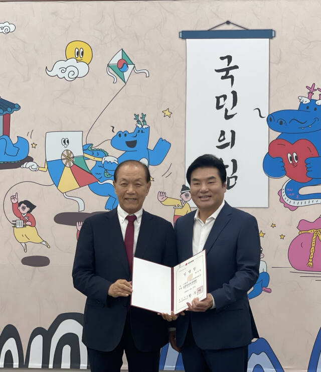 황우여 비상대책위원장이 지난 1일 원유철 전 의원에게 비대위원장 특보 임명장을 주고 있다. 국민의힘 제공
