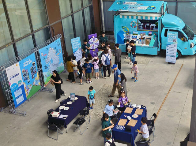 지난달 28일 파주 출판도시에서 진행된 경기도와 경기관광공사의 ‘찾아가는 경기관광 홍보관’ 모습. 경기관광공사 제공