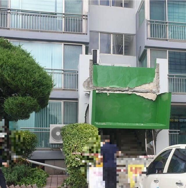 지난 1일 오후 용인시 수지구 풍덕천동의 한 아파트 공동현관이 무너진 모습. 독자 제공