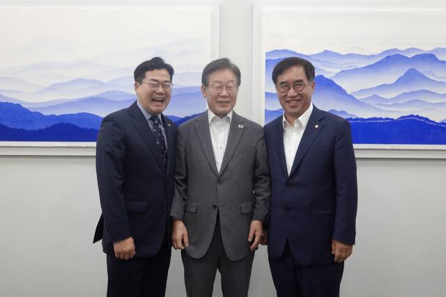 더불어민주당 이재명 전 대표(인천 계양을)와 박찬대 당대표 권한대행 겸 원내대표(인천 연수갑), 맹성규 국회 국토교통위원장(인천 남동갑)이 3일 인천 교통망 확충에 대한 논의를 위해 만나 기념촬영을 하고 있다. 맹 의원실 제공