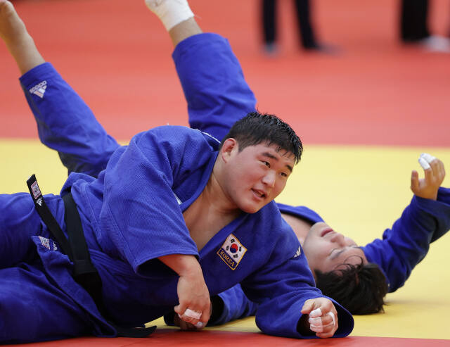 2024 파리 올림픽 유도 남자 +100㎏급서 한국인 첫 최중량급 우승을 목표로 하고 있는 간판스타 김민종(양평군청)이 진천선수촌에서 실전을 방불케 하는 훈련으로 기량을 다지고 있다.연합뉴스