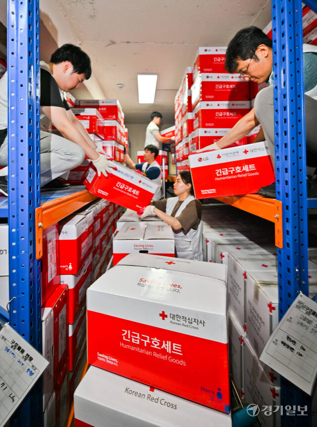 장마가 진행중인 4일 오전 수원특례시 권선구 대한적십자사 경기도지사 물자창고에서 직원들이 수해를 대비해 이재민을 위한 긴급구호세트를 점검하고 있다. 윤원규기자