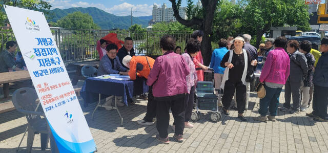가평군이 가평읍 행정복지센터 앞에서 주민들을 대상으로 접경지역 지정촉구 서명을 받고 있다. 가평군 제공