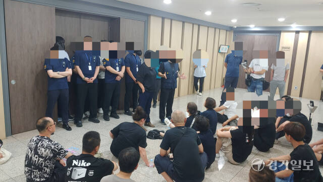화성시가 아리셀 중대재해 참사 대책위원회와 참사 희생자 영정·위패 봉안을 두고 갈등을 빚고 있다. 사진은 대책위가 농성 중인 모습. 김도균기자