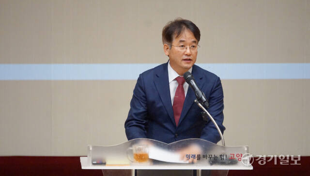이동환 고양특례시장이 4일 오전 고양시 문예회관에서 열린 취임 2주년 기념 비전발표식에서 ‘고양 E-DEAL 2030 프로젝트’를 선포하고 있다. 신진욱기자