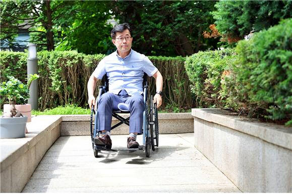 김태흥 의왕시의회 부의장이 휠체어를 타고 이동해 보고 있다. 의왕시의회 제공