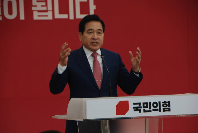 국민의힘 심재철 경기도당위원장이 4일 도당 강당에서 열린 이·취임식에서 취임사를 진행하고 있다. 국민의힘 경기도당 제공