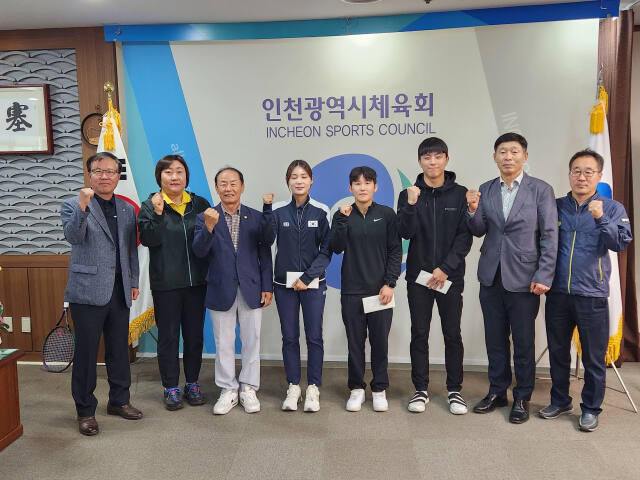 최근 인천시체육회에서 이규생 회장인 파리올림픽 출전 선수들에게 장려금을 전달하고 기념촬영을 하고 있다. 시체육회 제공