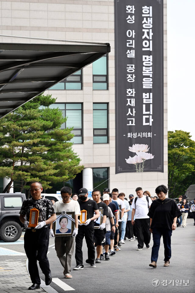 화성 아리셀 공장 화재사고 희생자 유가족들이 4일 오후 화성시청에 설치된 추모분향소에 고인의 영정과 위패를 안치하기 위해 입장하고 있다. 김시범기자