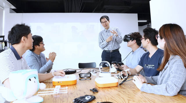 최용근 단국대 컴퓨터공학과 교수(가운데)가 학생들과 함께 AI·로봇·IoT 기술을 활용해 사회적 약자를 위한 연구를 수행하고 있다. 단국대 제공
