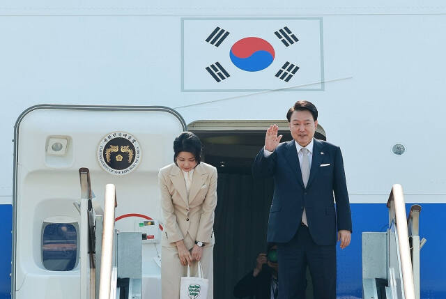 윤석열 대통령과 부인 김건희 여사가 지난달 10일 경기 성남 서울공항에서 투르크메니스탄, 우즈베키스탄, 카자흐스탄 등 중앙아시아 3개국 방문차 출국하며 전용기인 공군 1호기에 올라 인사하고 있다. 연합뉴스