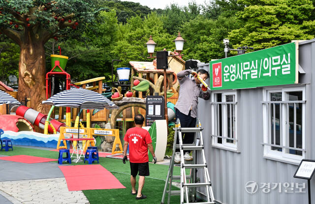 과천시가 무더운 여름 어린이를 위해 물놀이장을 개장한 5일 오후 과천시 문원체육공원 물놀이장에서 관계자들이 운영준비를 하고 있다.