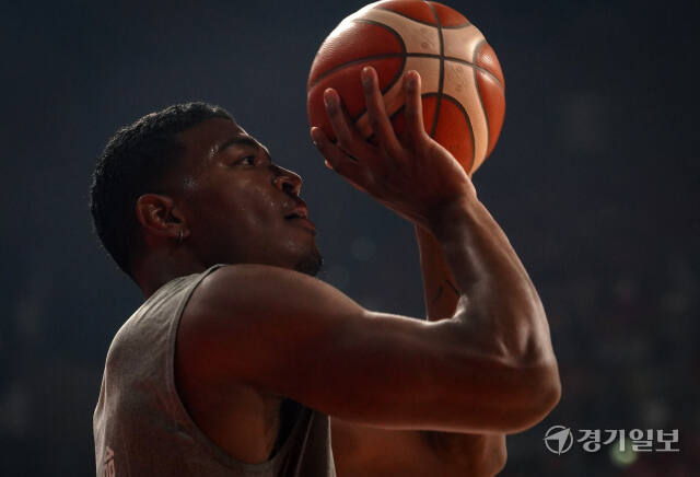 대한민국-일본 농구대표팀 친선선, NBA리거 하치무라 루이 워밍업 [포토뉴스]