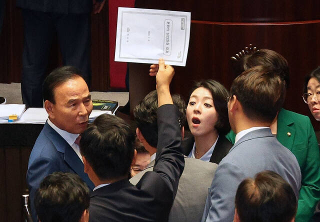 4일 오후 국회에서 열린 본회의에서 '채상병 특검법' 무제한토론 종결 동의의 건이 상정되자, 국민의힘 배현진 의원과 더불어민주당 정청래 의원이 말다툼을 하고 있다. 연합뉴스