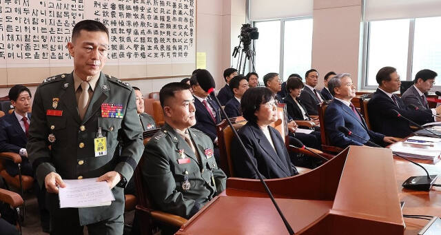 임성근 전 해병대 1사단장이 지난달 21일 오전 국회 법제사법위원회에서 열린 '순직 해병 진상규명 방해 및 사건은폐 등의 진상규명을 위한 특별검사 임명법'(채상병특검법)에 대한 입법청문회에서 증인 선서 거부 이유를 밝히기 위해 단상으로 향하고 있다. 연합뉴스